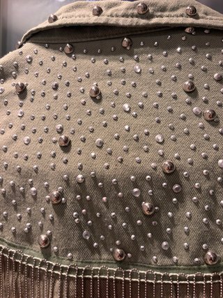 Chaqueta vaquera con flecos y tachuelas