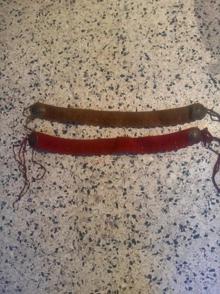 Cinturones étnicos marrones y rojos