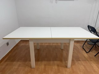 Mesa cuadrada blanca y amarilla