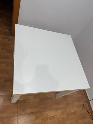 Mesa cuadrada blanca y amarilla