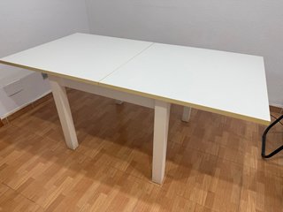 Mesa cuadrada blanca y amarilla