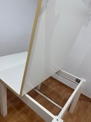 Mesa cuadrada blanca y amarilla