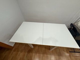 Mesa cuadrada blanca y amarilla