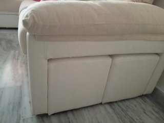 Sofá Chaiselongue Beige y Blanco y dos puffs