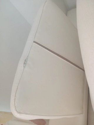 Sofá Chaiselongue Beige y Blanco y dos puffs