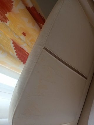 Sofá Chaiselongue Beige y Blanco y dos puffs