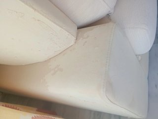 Sofá Chaiselongue Beige y Blanco y dos puffs