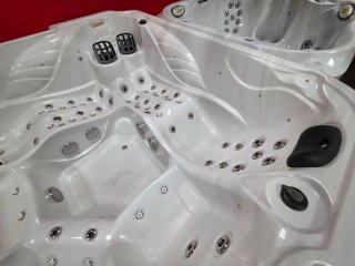 Jacuzzi SEMINUEVO con TAPA y ESCALERA + GARANTIA