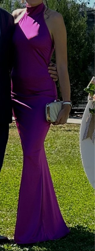 Vestido largo morado elegante, con un solo uso.