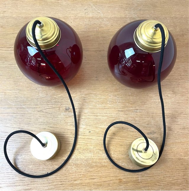 Lámpara vintage de cristal rojo granatoso
