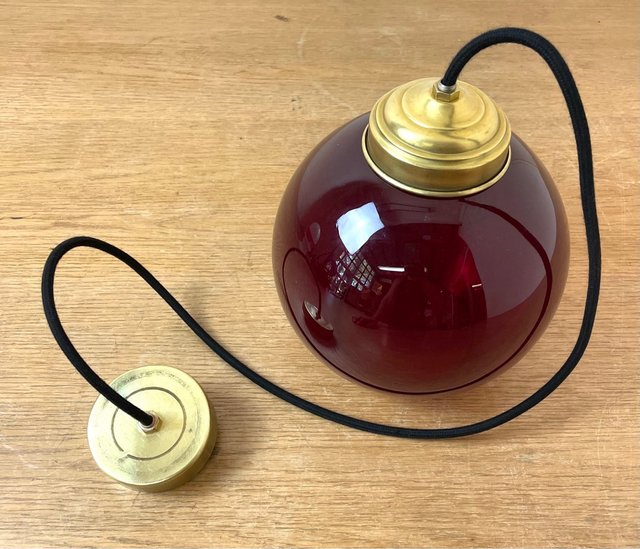 Lámpara vintage de cristal rojo granatoso