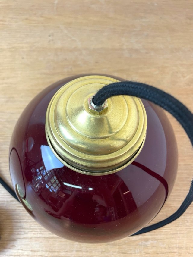 Lámpara vintage de cristal rojo granatoso