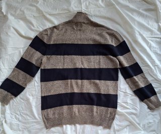 Jersey de cuello alto a rayas beige y azul marino