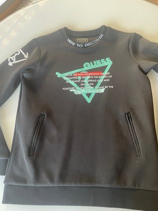 Sudadera Guess Negra con Mensaje Here to Discover