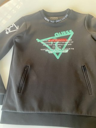 Sudadera Guess Negra con Mensaje Here to Discover