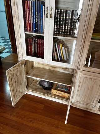 Vitrina de madera y cristal
