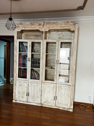 Vitrina de madera y cristal