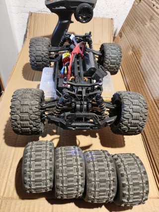 Coche RC Todoterreno Rojo escala 1/14
