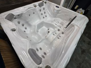 Jacuzzi Seminuevo + GARANTIA + TAPA + ESCALERA