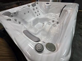 Jacuzzi Seminuevo + GARANTIA + TAPA + ESCALERA