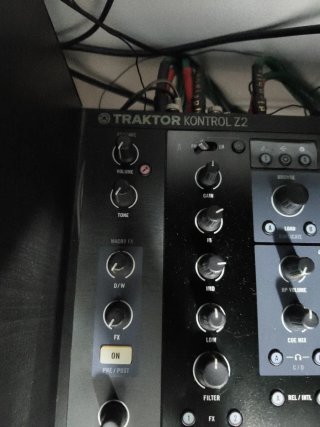 Controlador DJ Traktor Kontrol Z2