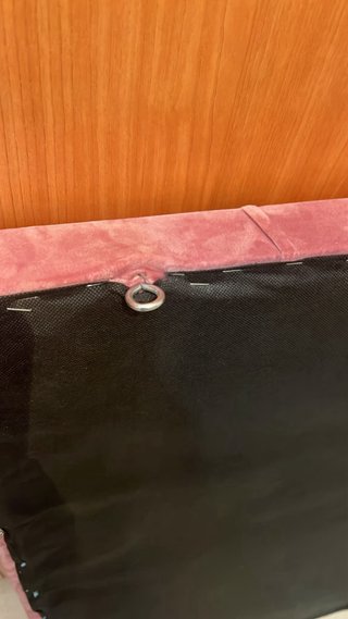 Cabecero rosa capitoné con diamantes