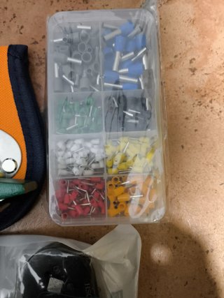 Herramientas electricista: alicates, tijeras, mart