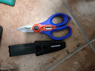 Herramientas electricista: alicates, tijeras, mart