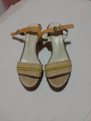 Sandalias de plataforma beige y marrón con detalle