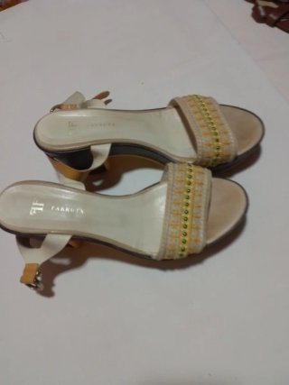 Sandalias de plataforma beige y marrón con detalle