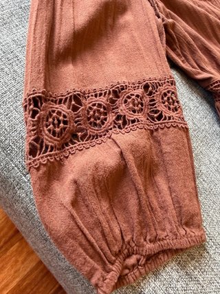 Vestido largo marrón con encaje
