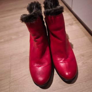 Botines rojos con pelo
