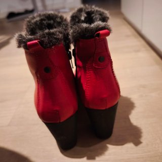 Botines rojos con pelo