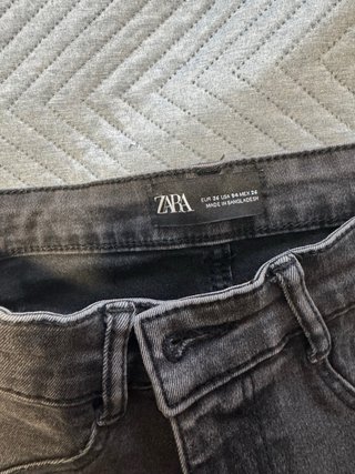 Pantalón vaquero Zara gris desgastado