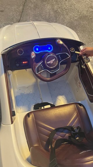 Coche infantil eléctrico blanco
