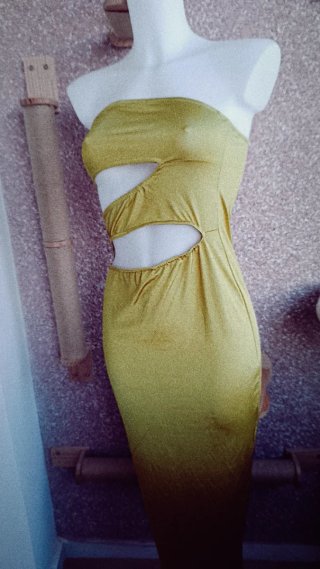 Vestido largo dorado con cortes