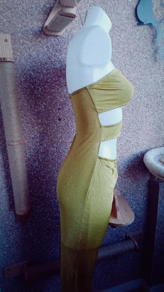 Vestido largo dorado con cortes
