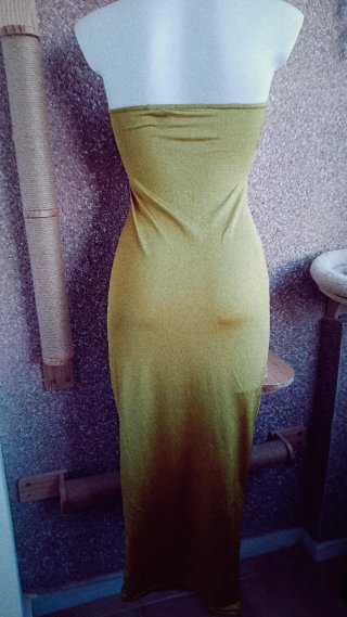Vestido largo dorado con cortes