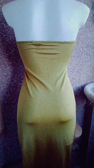 Vestido largo dorado con cortes