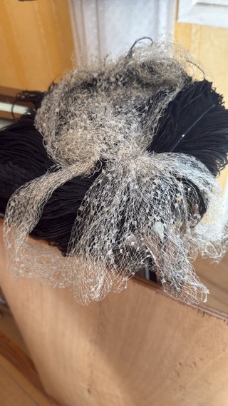 Gorros antiguo , con  malla blanca y plumas
