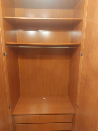 Armario de madera con espejos
