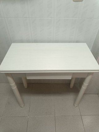 Mesa auxiliar blanca con cajón