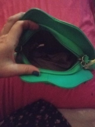 Bolso de mano verde beso