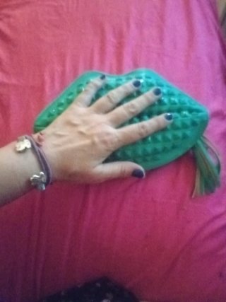 Bolso de mano verde beso