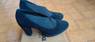 Zapatos negros serraje tacón.