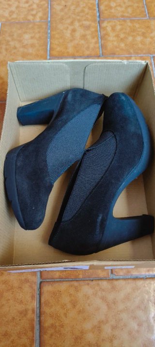 Zapatos negros serraje tacón.
