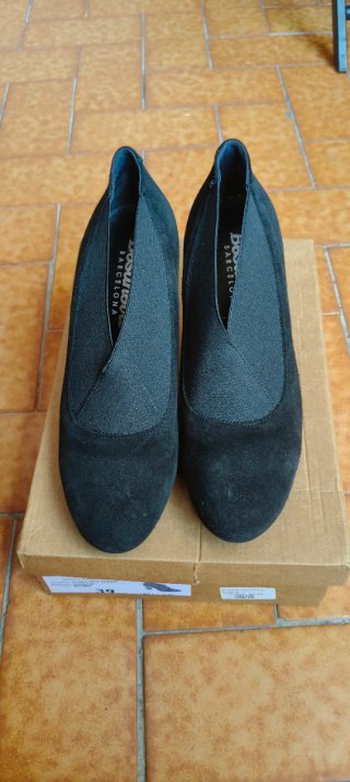 Zapatos negros serraje tacón.