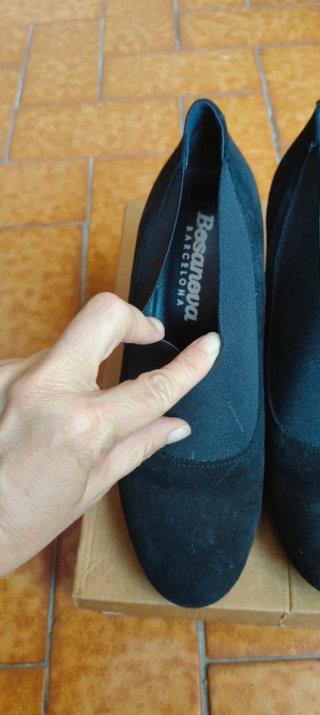 Zapatos negros serraje tacón.