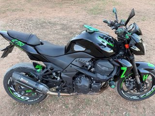 Moto Kawasaki Z750 Negra y Verde