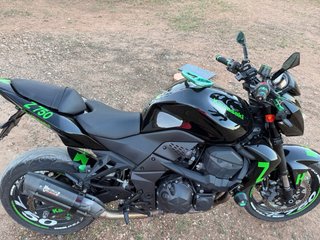 Moto Kawasaki Z750 Negra y Verde